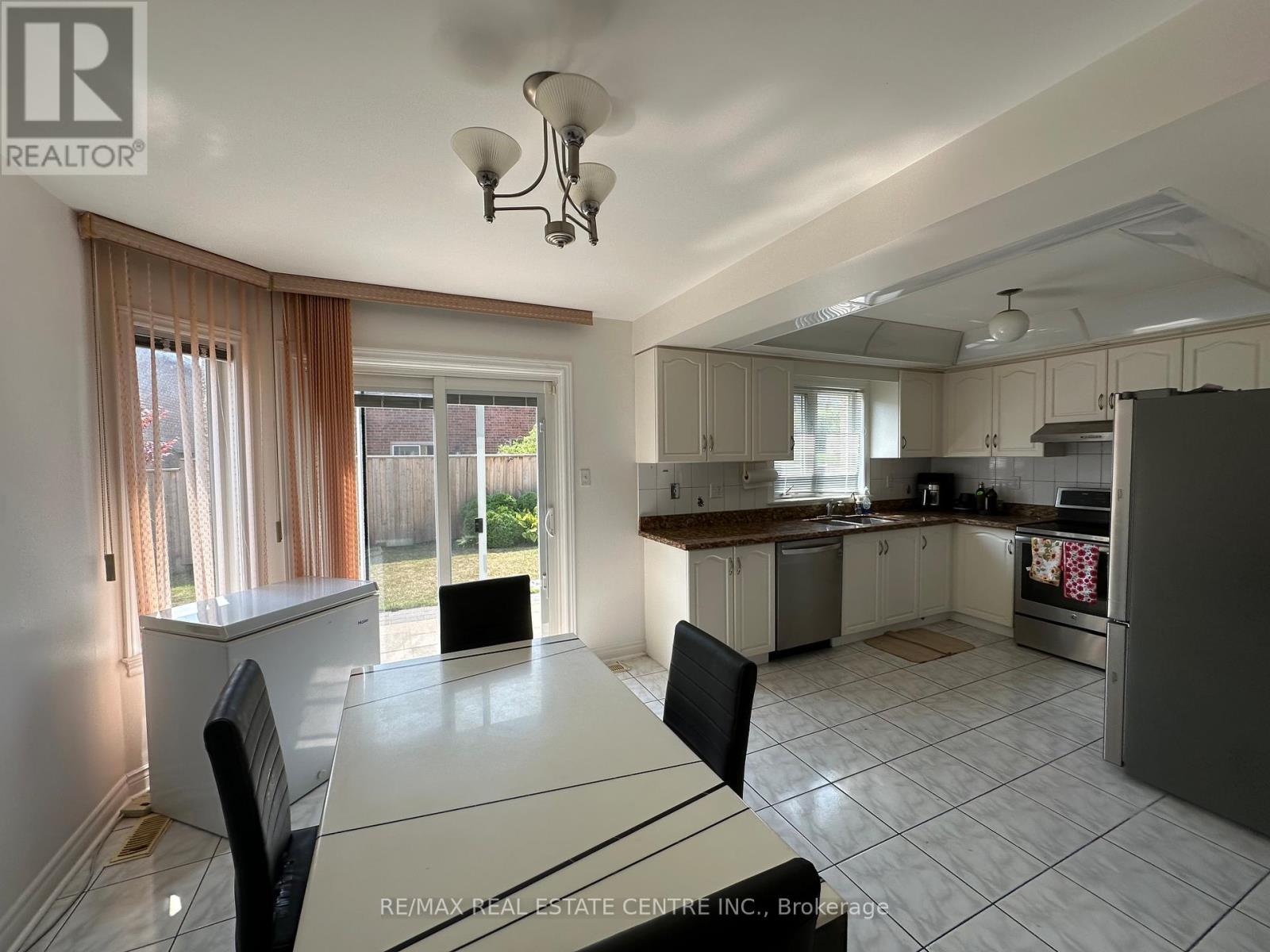 5080 Fallingbrook Drive, Mississauga, Ontario  L5V 1S7 - Photo 8 - W12350696