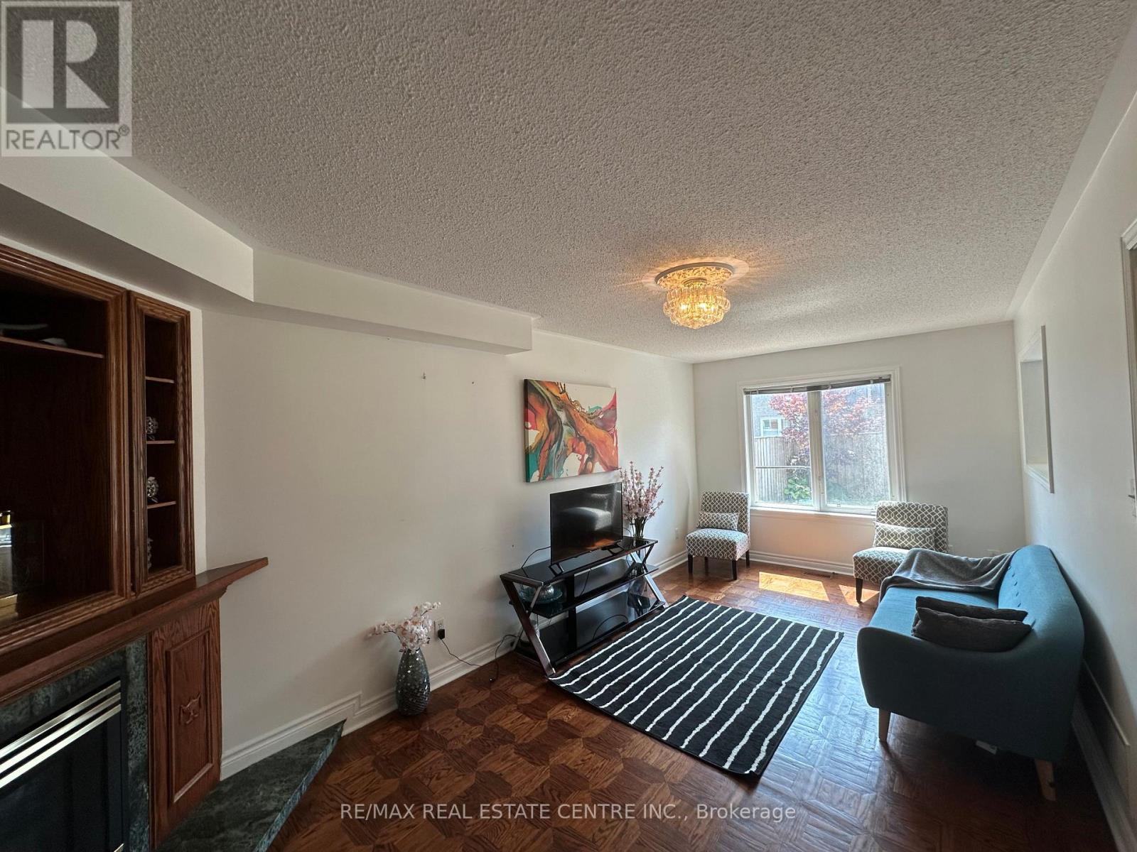 5080 Fallingbrook Drive, Mississauga, Ontario  L5V 1S7 - Photo 9 - W12350696