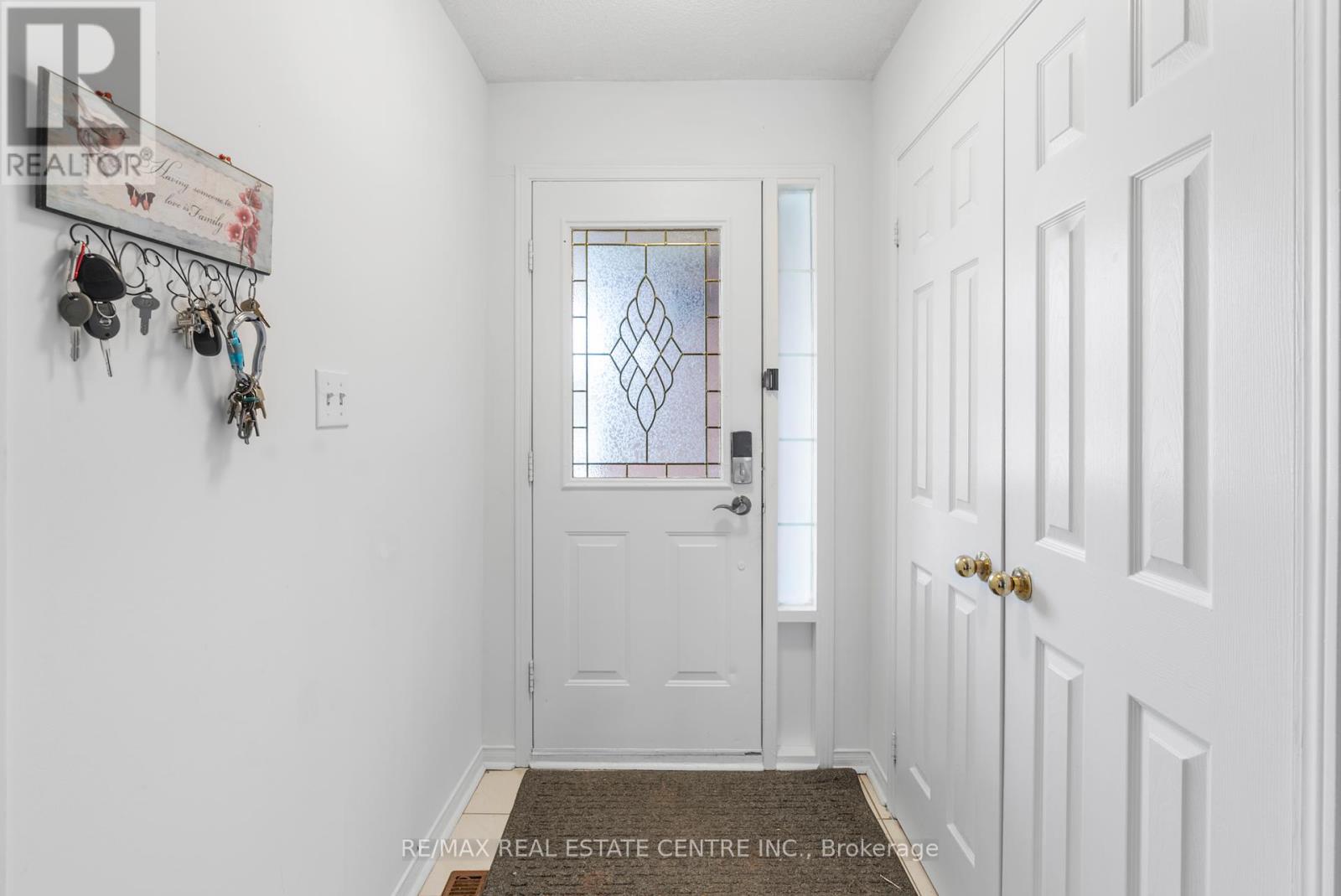 6672 Lisgar Drive, Mississauga, Ontario  L5N 6V9 - Photo 7 - W12350714