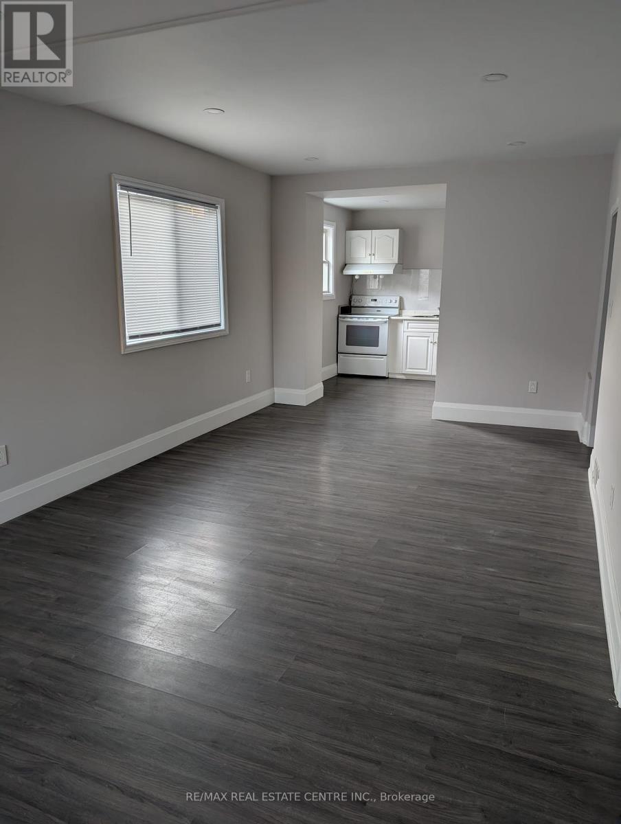 5145 Kitchener Street, Niagara Falls (Clifton Hill), Ontario  L2G 1B1 - Photo 1 - X12350779