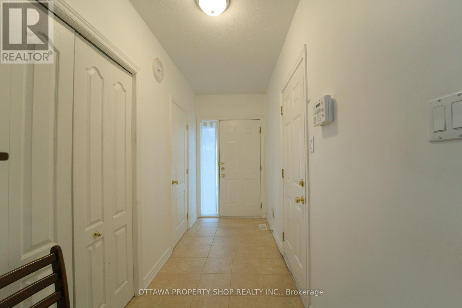 37 Cresthaven Drive, Ottawa, Ontario  K2G 6T8 - Photo 2 - X12350867
