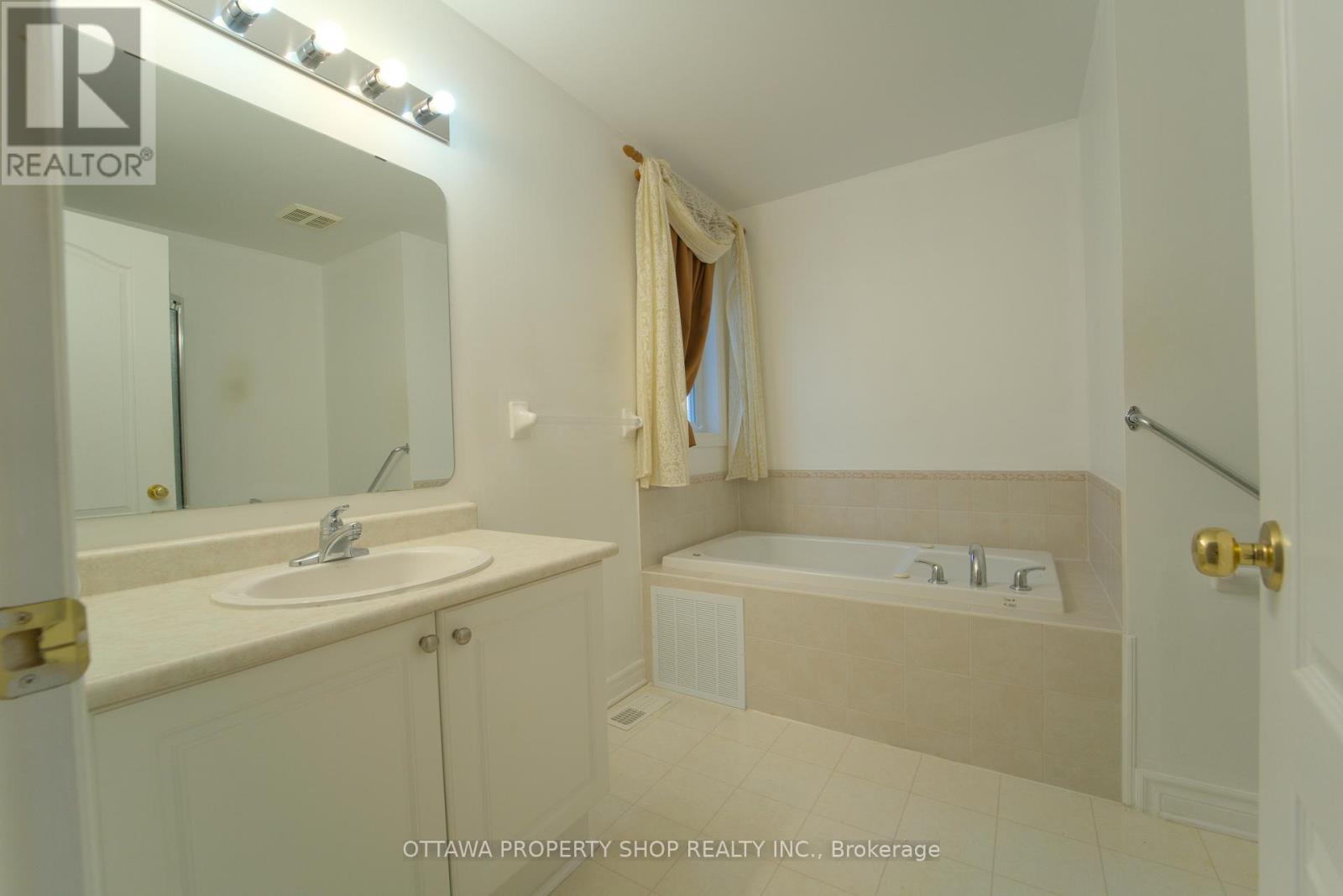 37 Cresthaven Drive, Ottawa, Ontario  K2G 6T8 - Photo 4 - X12350867