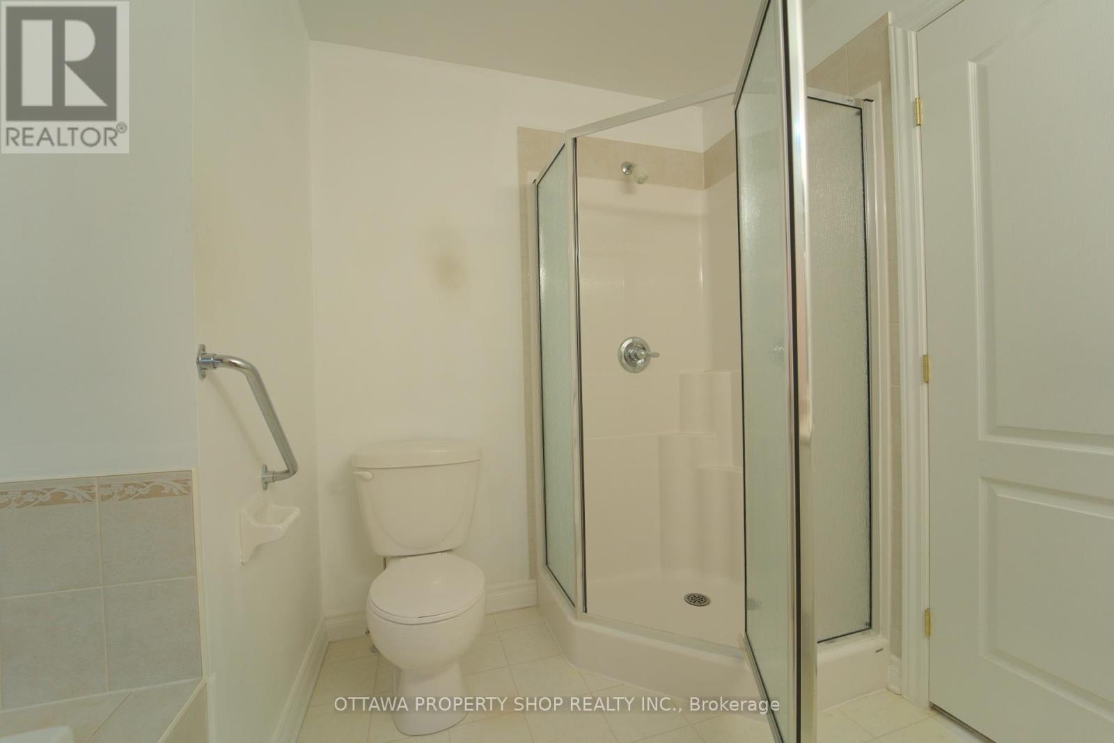 37 Cresthaven Drive, Ottawa, Ontario  K2G 6T8 - Photo 5 - X12350867