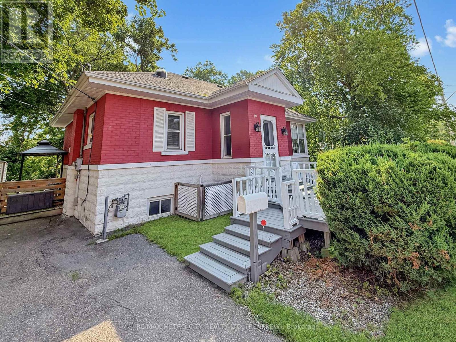 19 Lorne Street S, Renfrew, Ontario  K7V 1K8 - Photo 2 - X12312426