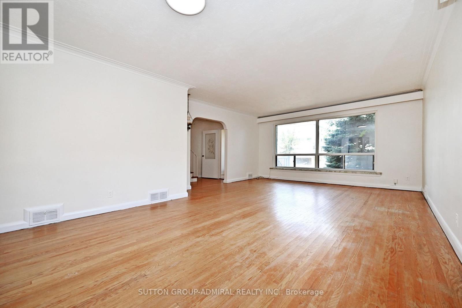19 Skipton Court, Toronto, Ontario  M3M 2S9 - Photo 10 - W12350997