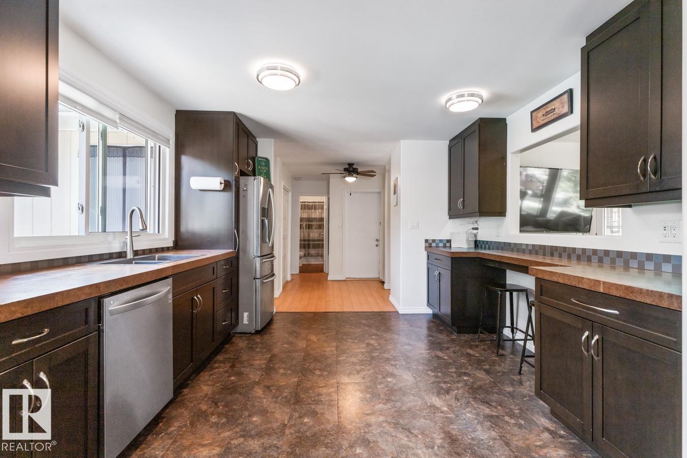 Property at 40 AUSTIN CR image 4