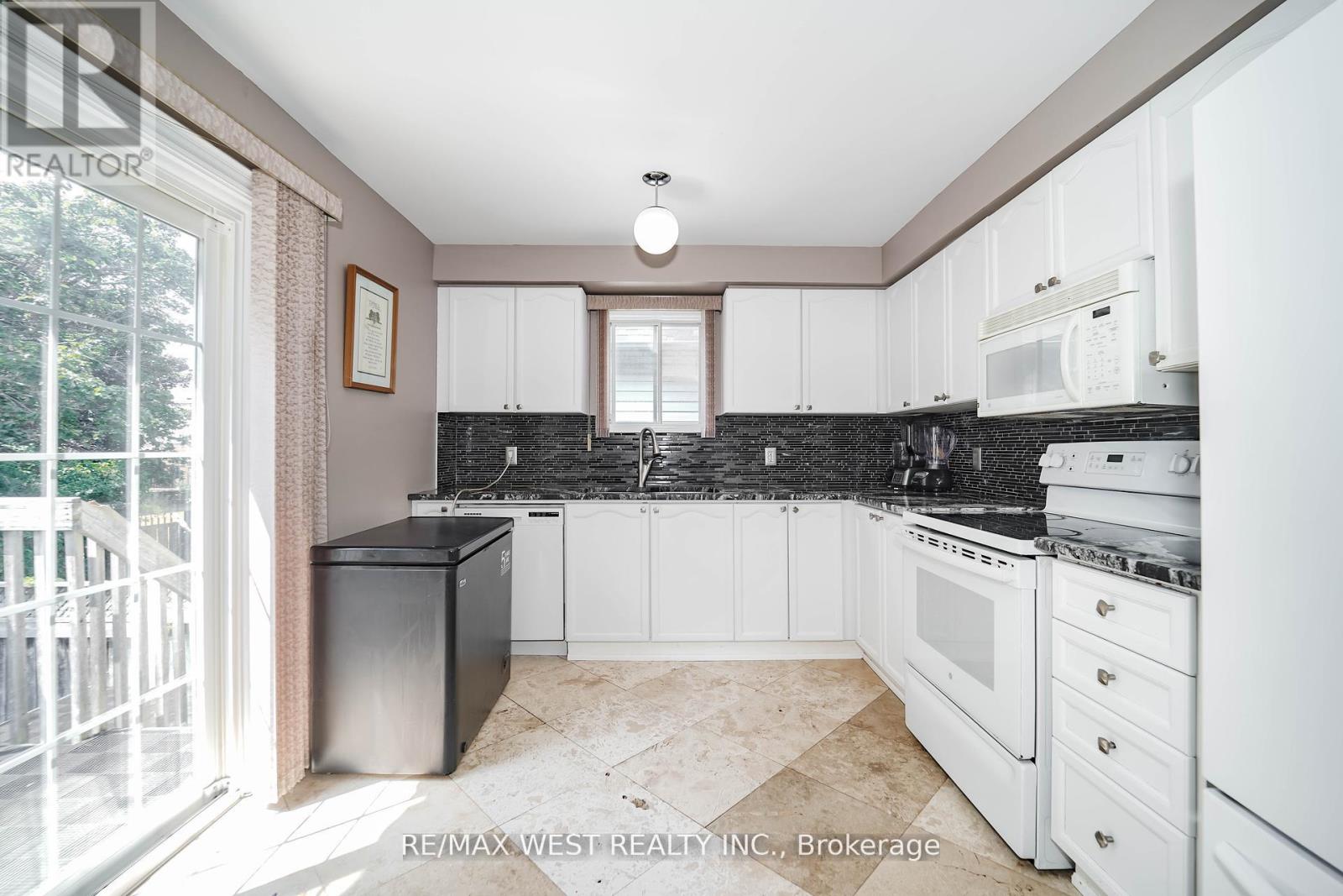 1976 Edenwood Drive, Oshawa, Ontario  L1G 7Y1 - Photo 4 - E12351094