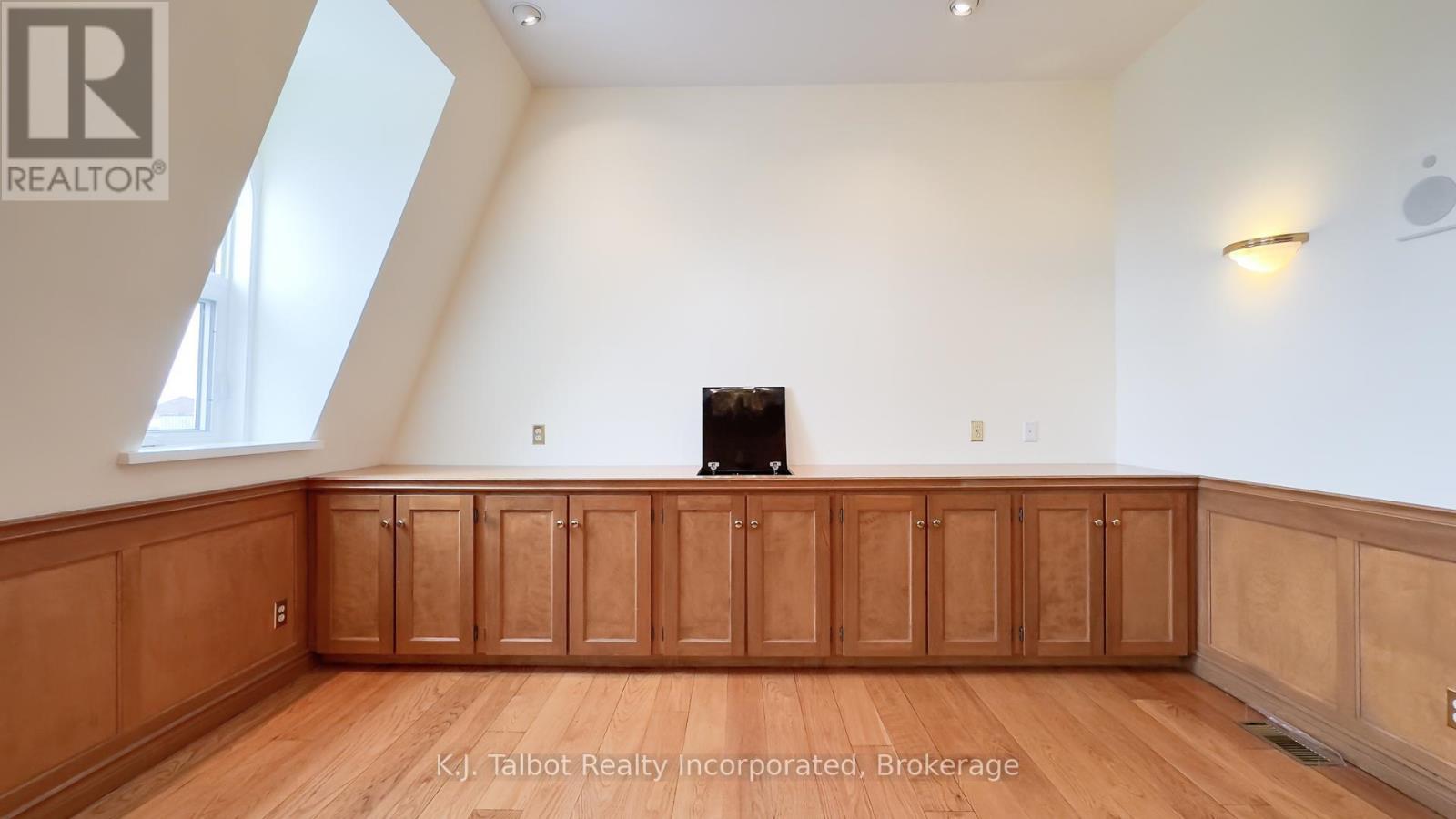 164 Courthouse Square, Goderich, Ontario N7A 1N1 - Photo 18 - X12350842