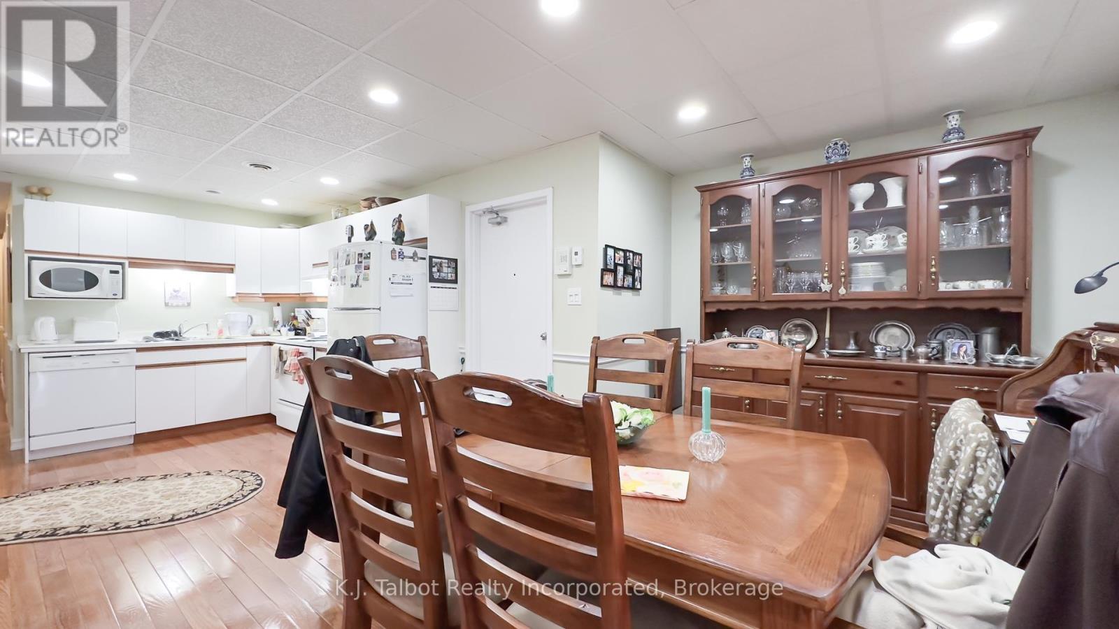 164 Courthouse Square, Goderich, Ontario N7A 1N1 - Photo 12 - X12350842