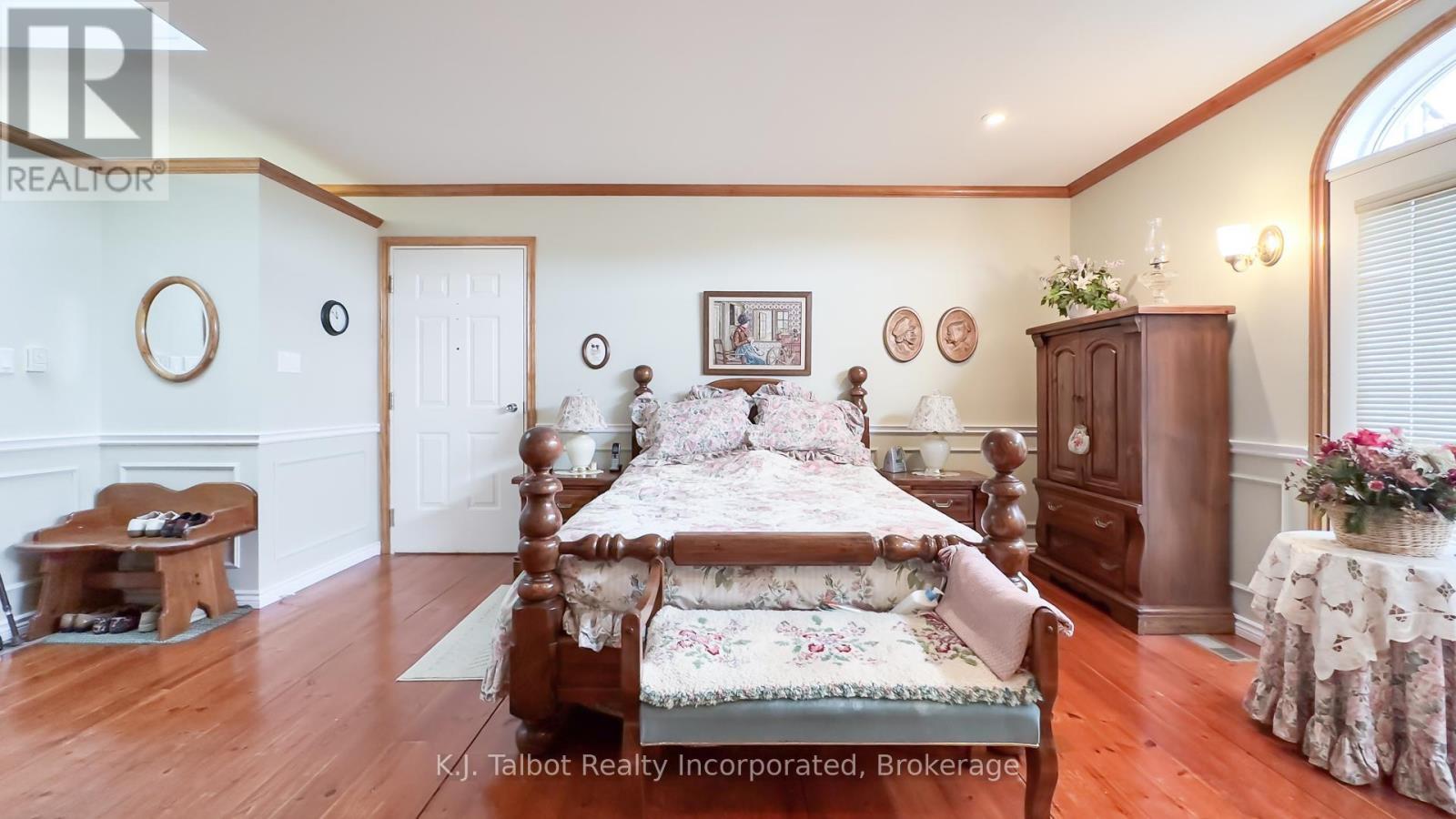 164 Courthouse Square, Goderich, Ontario N7A 1N1 - Photo 10 - X12350842