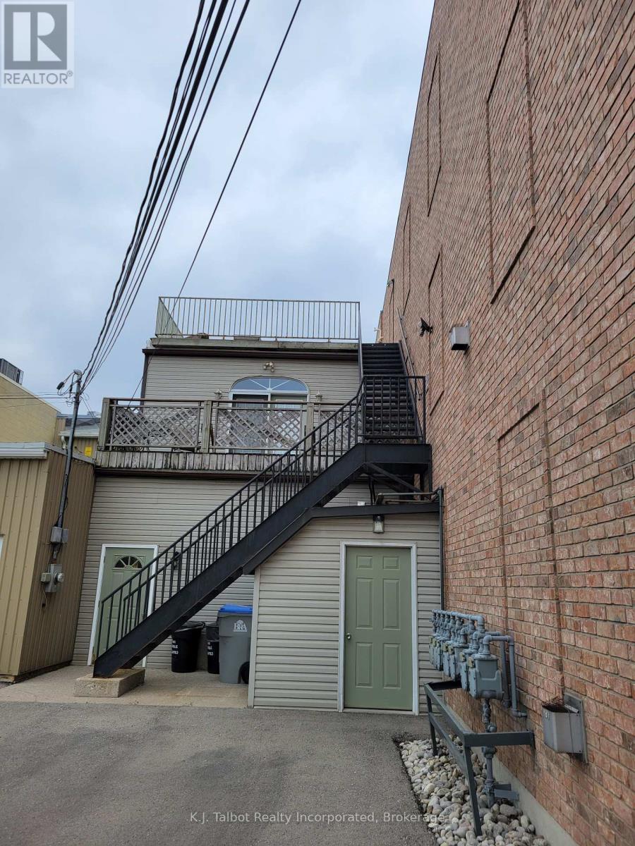 164 Courthouse Square, Goderich, Ontario N7A 1N1 - Photo 3 - X12350842