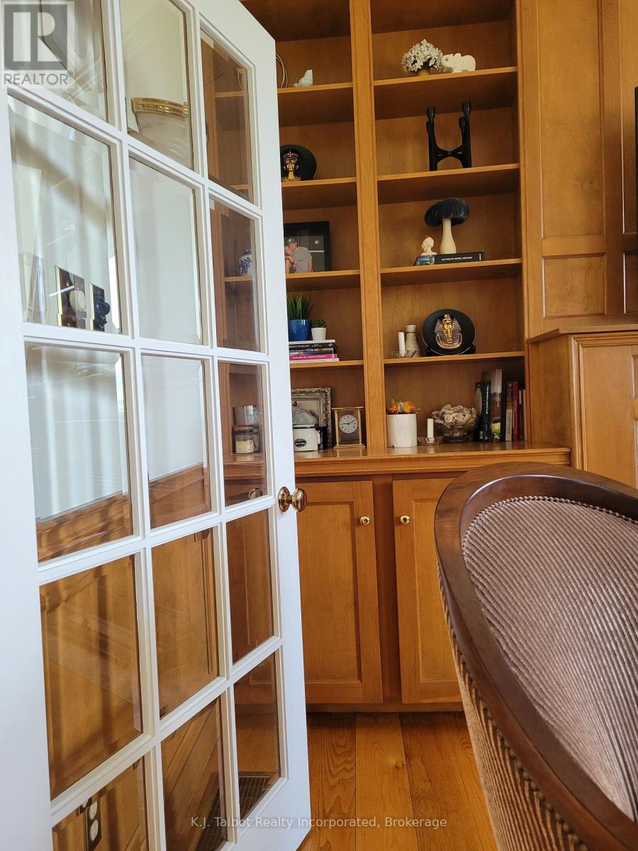 164 Courthouse Square, Goderich, Ontario N7A 1N1 - Photo 38 - X12350842