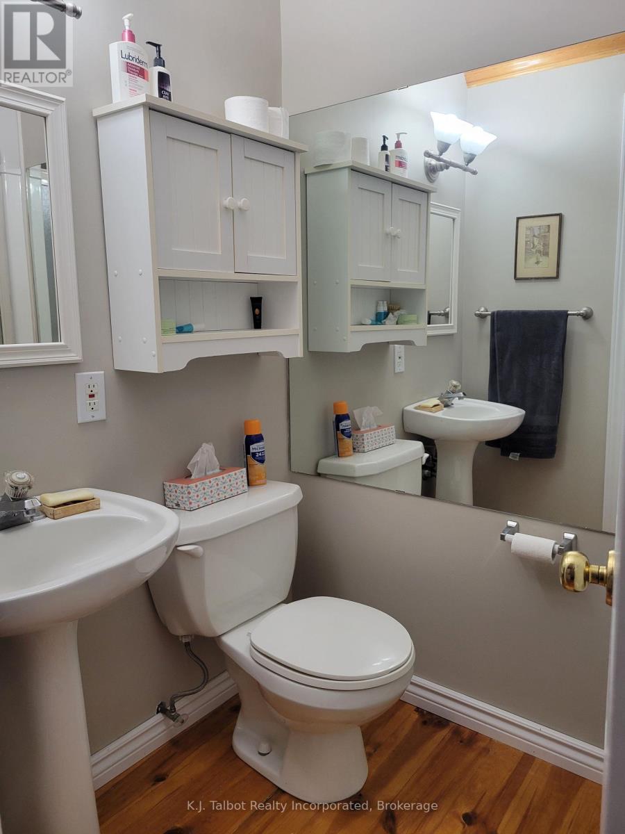 164 Courthouse Square, Goderich, Ontario N7A 1N1 - Photo 6 - X12350842