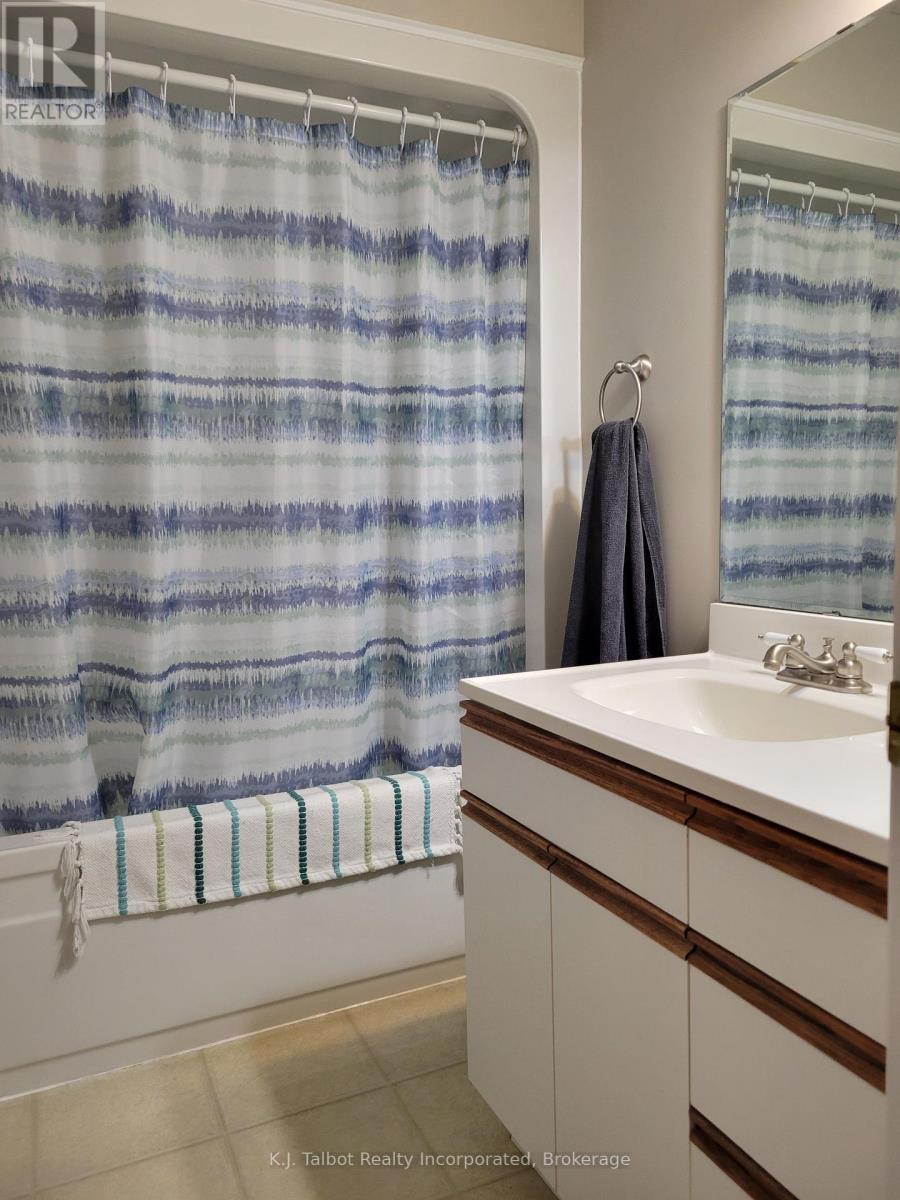 164 Courthouse Square, Goderich, Ontario N7A 1N1 - Photo 5 - X12350842