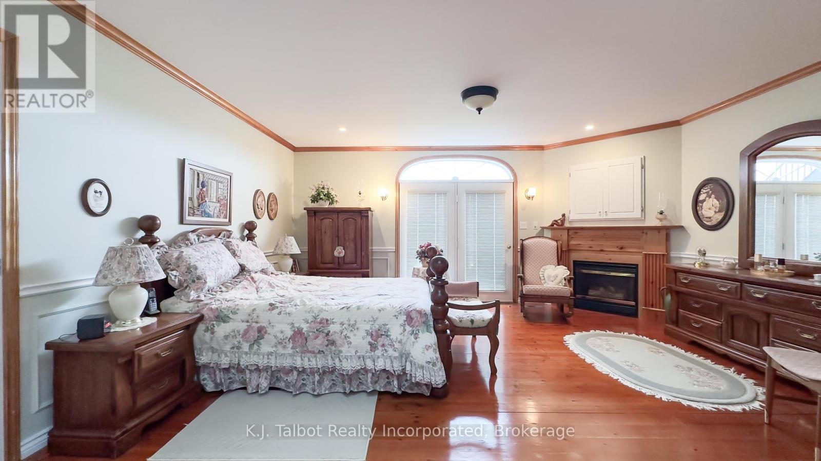 164 Courthouse Square, Goderich, Ontario N7A 1N1 - Photo 9 - X12350842