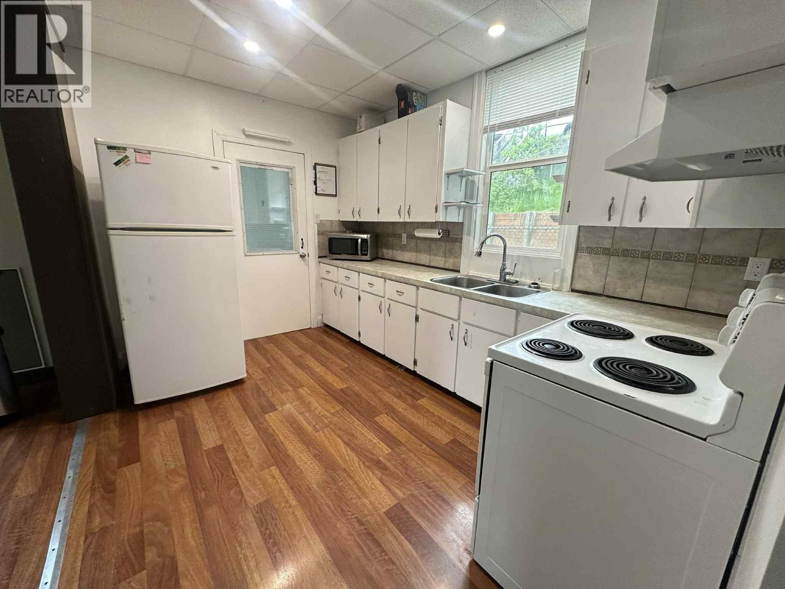 Property at 1860 OAK Street image 5