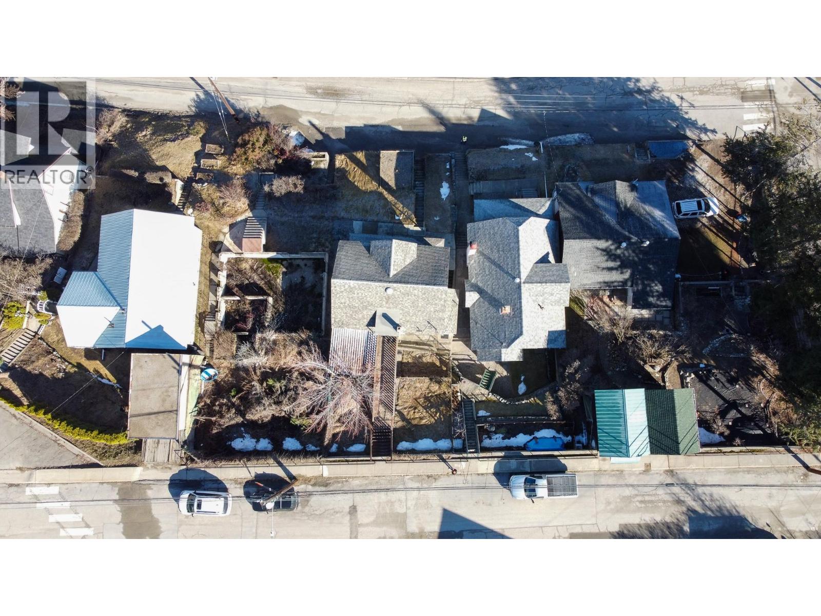Property at 1860 OAK Street image 3