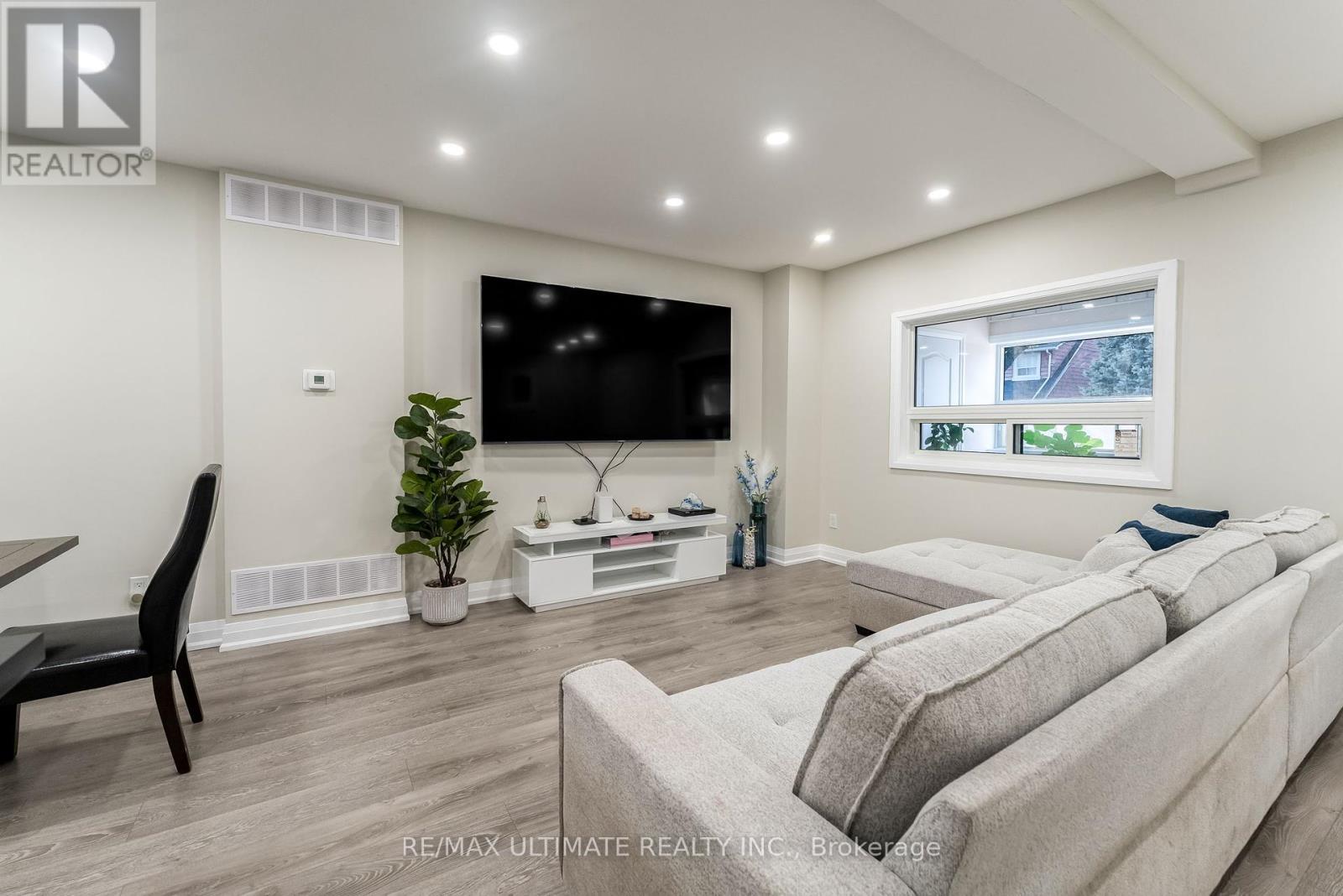 47 Mahoney Avenue, Toronto (Mount Dennis), Ontario  M6M 2H5 - Photo 6 - W12351135