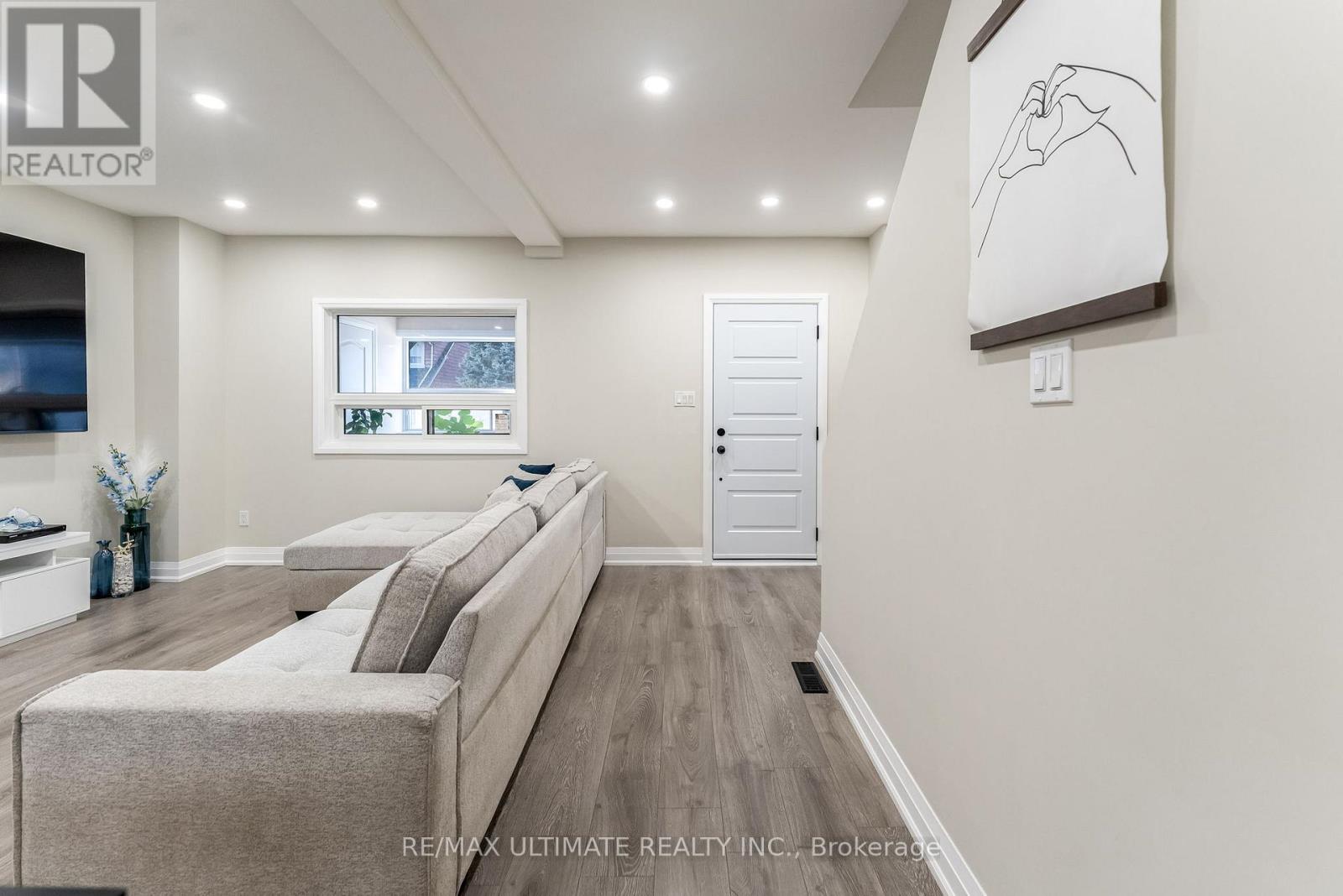 47 Mahoney Avenue, Toronto (Mount Dennis), Ontario  M6M 2H5 - Photo 8 - W12351135