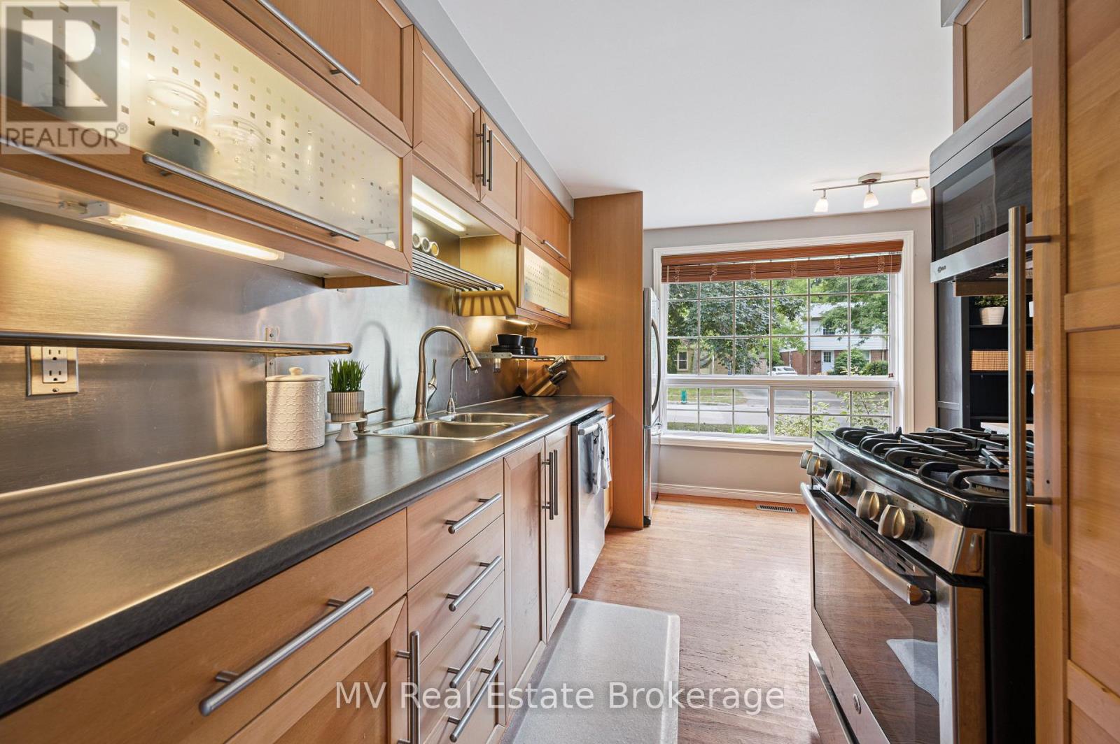 434b Dunvegan Drive, Waterloo, Ontario N2K 2C7 - Photo 10 - X12351191