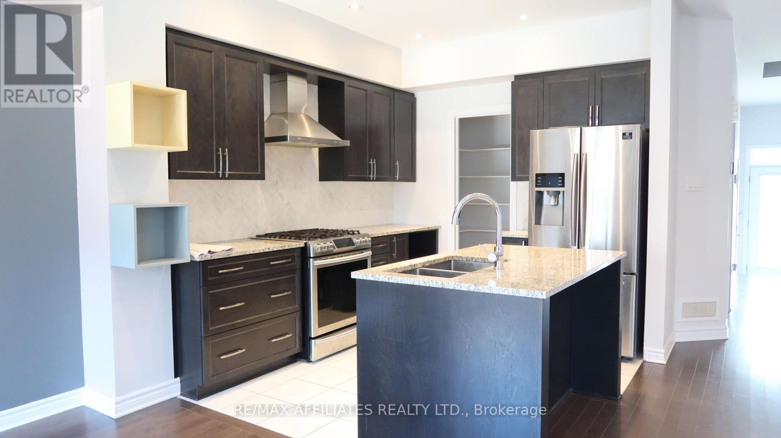 756 Putney Crescent, Ottawa, Ontario K2S 2P1 - Photo 4 - X12351259