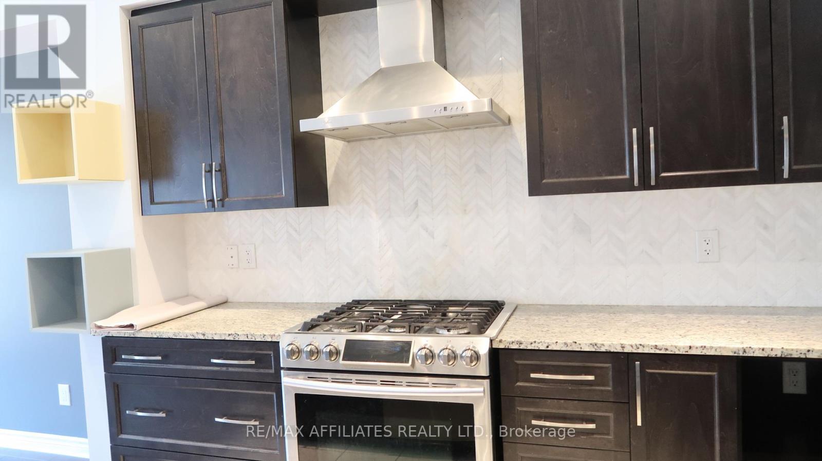 756 Putney Crescent, Ottawa, Ontario K2S 2P1 - Photo 5 - X12351259