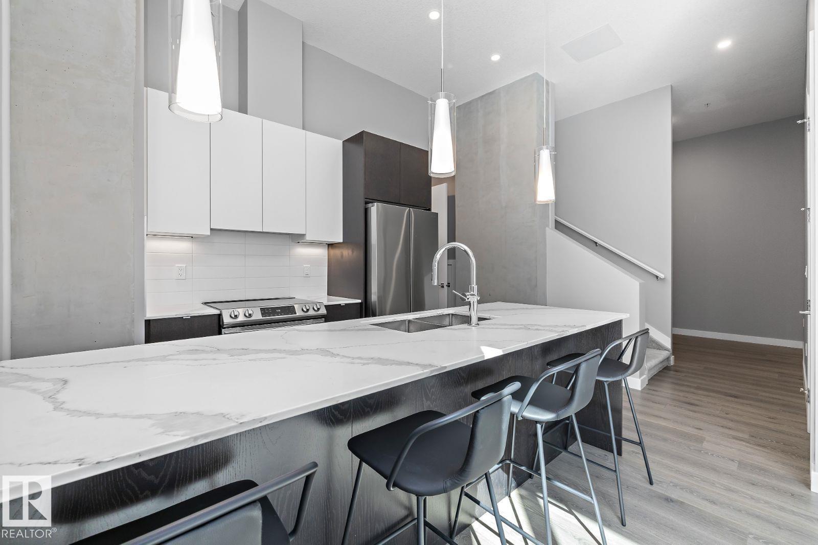 9922 111 St Nw, Edmonton, Alberta  T5K 1K2 - Photo 4 - E4453555