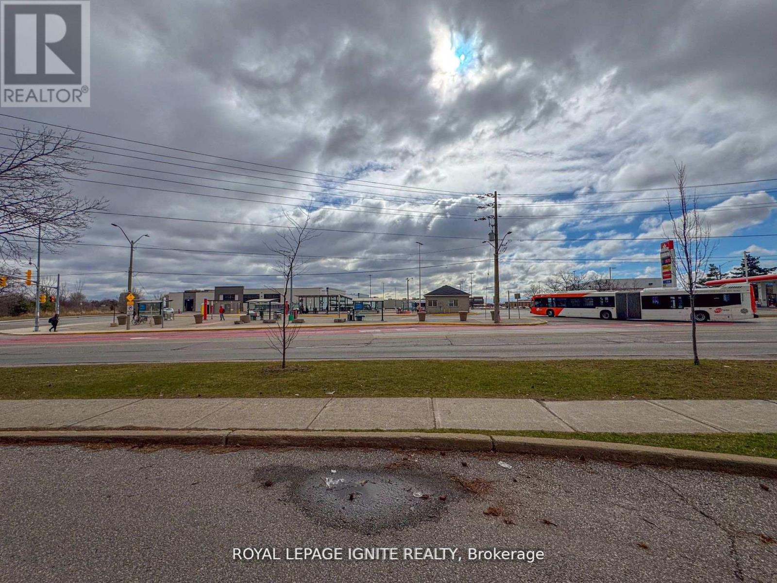 208 - 3455 Morning Star Drive, Mississauga, Ontario  L4T 3T9 - Photo 2 - W12351254