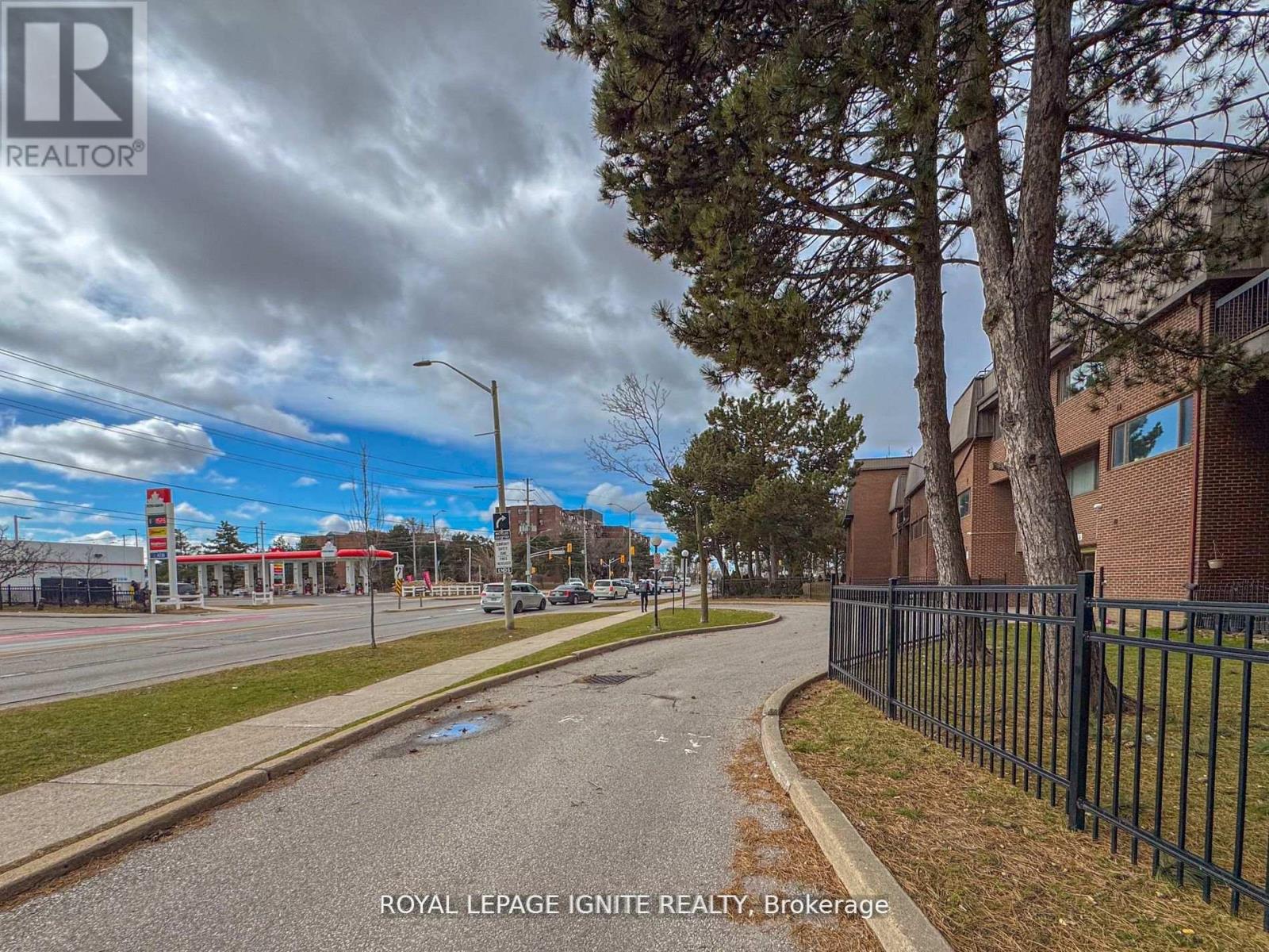 208 - 3455 Morning Star Drive, Mississauga, Ontario  L4T 3T9 - Photo 3 - W12351254