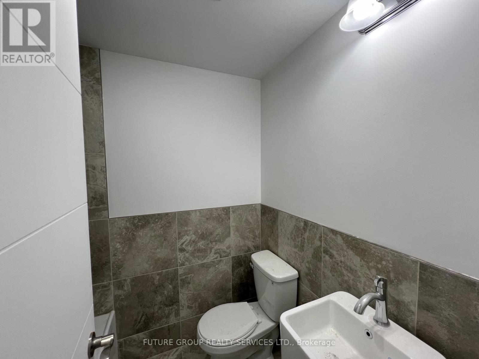 2 - 4876 Simcoe Street, Niagara Falls, Ontario  L2E 1V9 - Photo 12 - X12351279