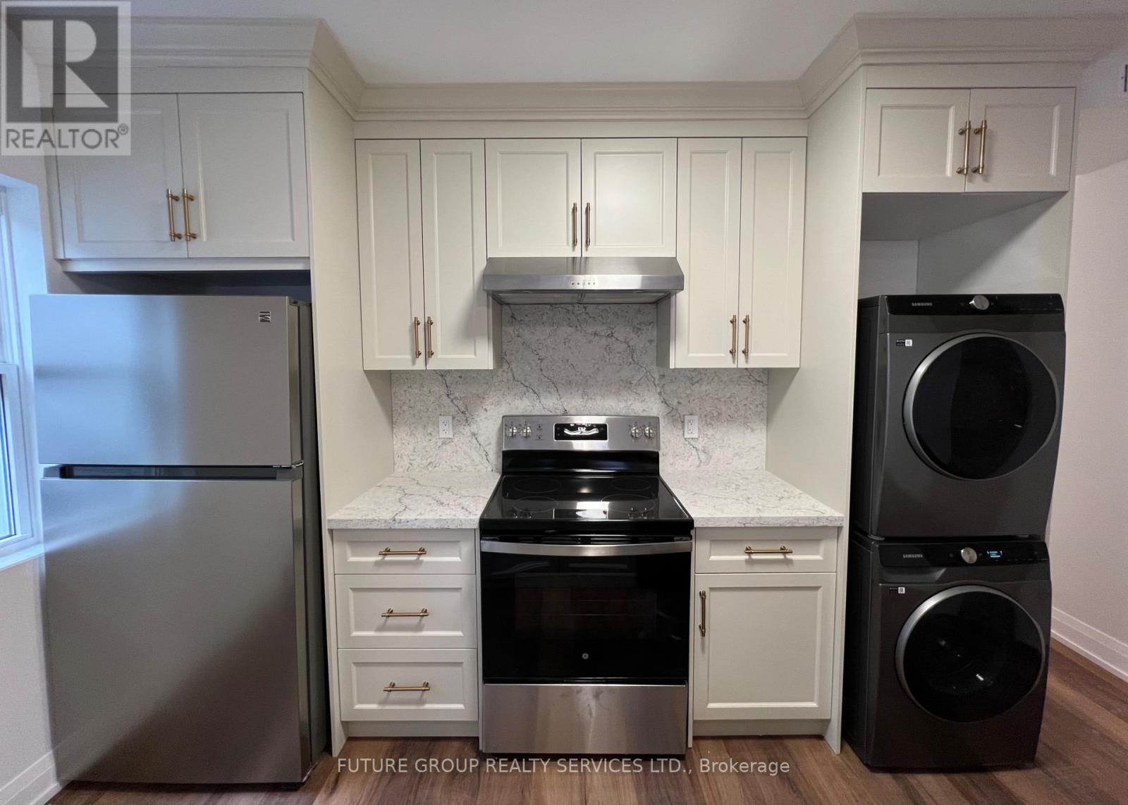 2 - 4876 Simcoe Street, Niagara Falls, Ontario  L2E 1V9 - Photo 3 - X12351279