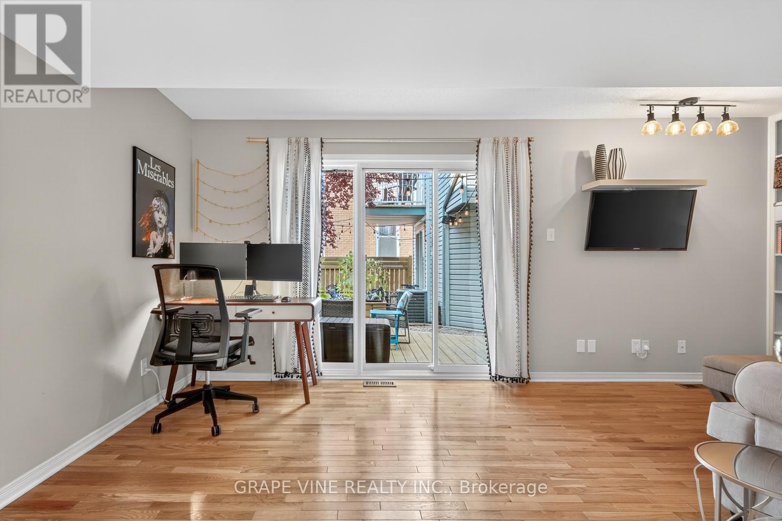 4 Radstock Private, Ottawa, Ontario  K1R 5J8 - Photo 7 - X12351325
