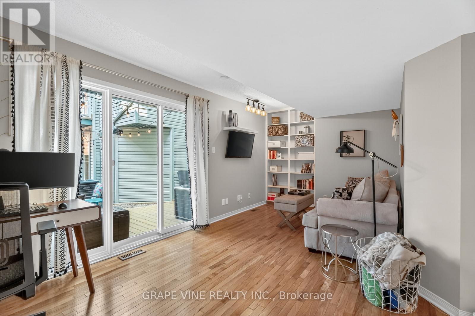 4 Radstock Private, Ottawa, Ontario  K1R 5J8 - Photo 8 - X12351325