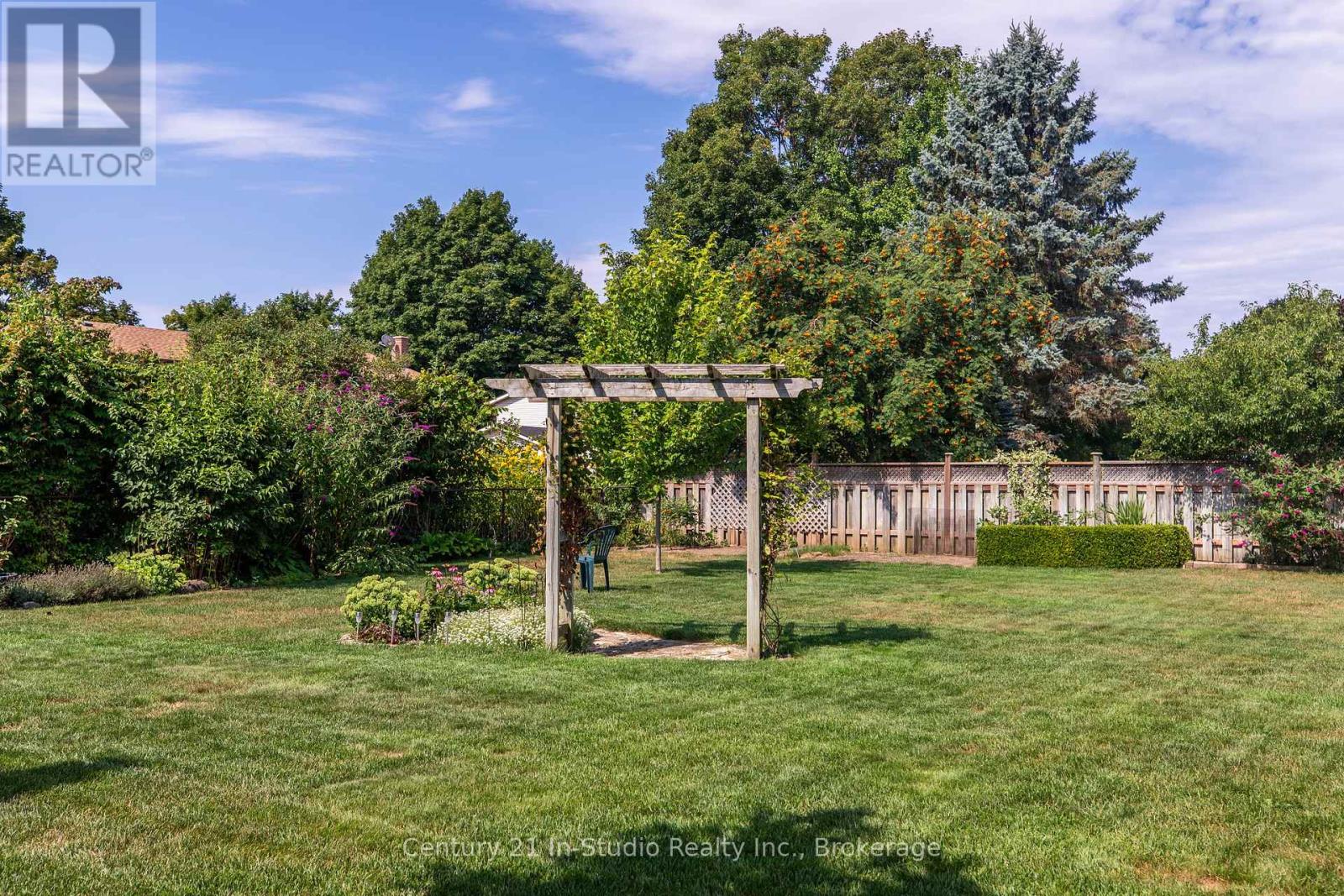 376 Parkwood Drive, Saugeen Shores, Ontario N0H 2C2 - Photo 11 - X12351345