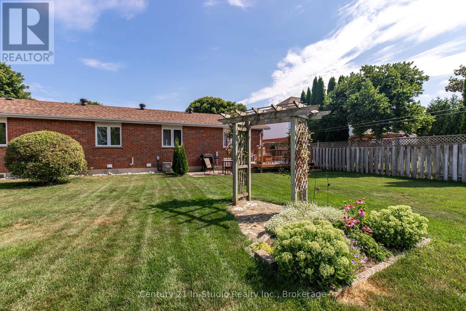 376 Parkwood Drive, Saugeen Shores, Ontario N0H 2C2 - Photo 16 - X12351345