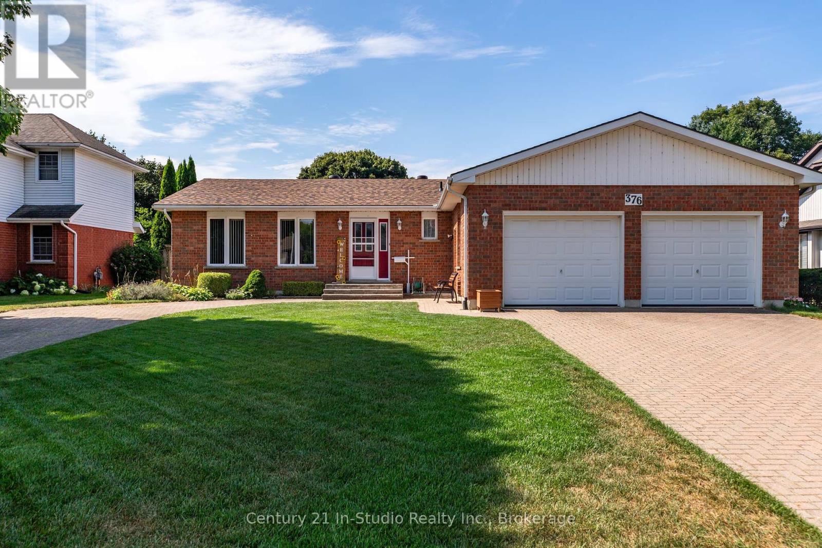 376 Parkwood Drive, Saugeen Shores, Ontario N0H 2C2 - Photo 3 - X12351345