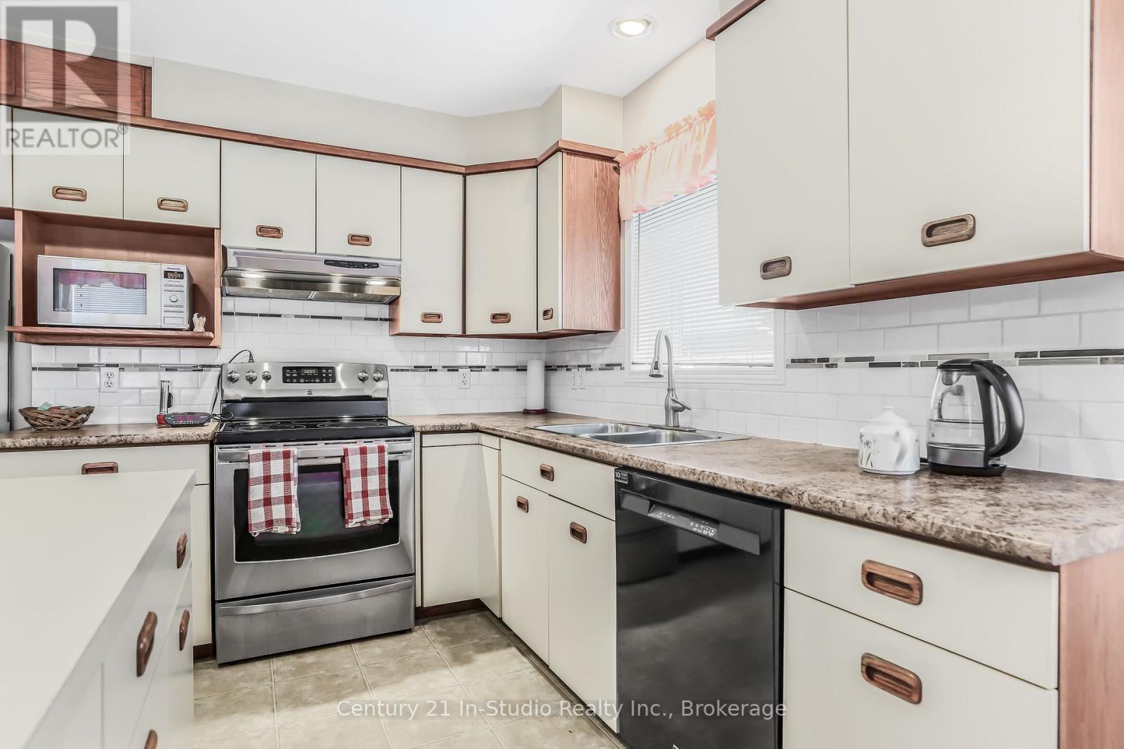 376 Parkwood Drive, Saugeen Shores, Ontario N0H 2C2 - Photo 32 - X12351345