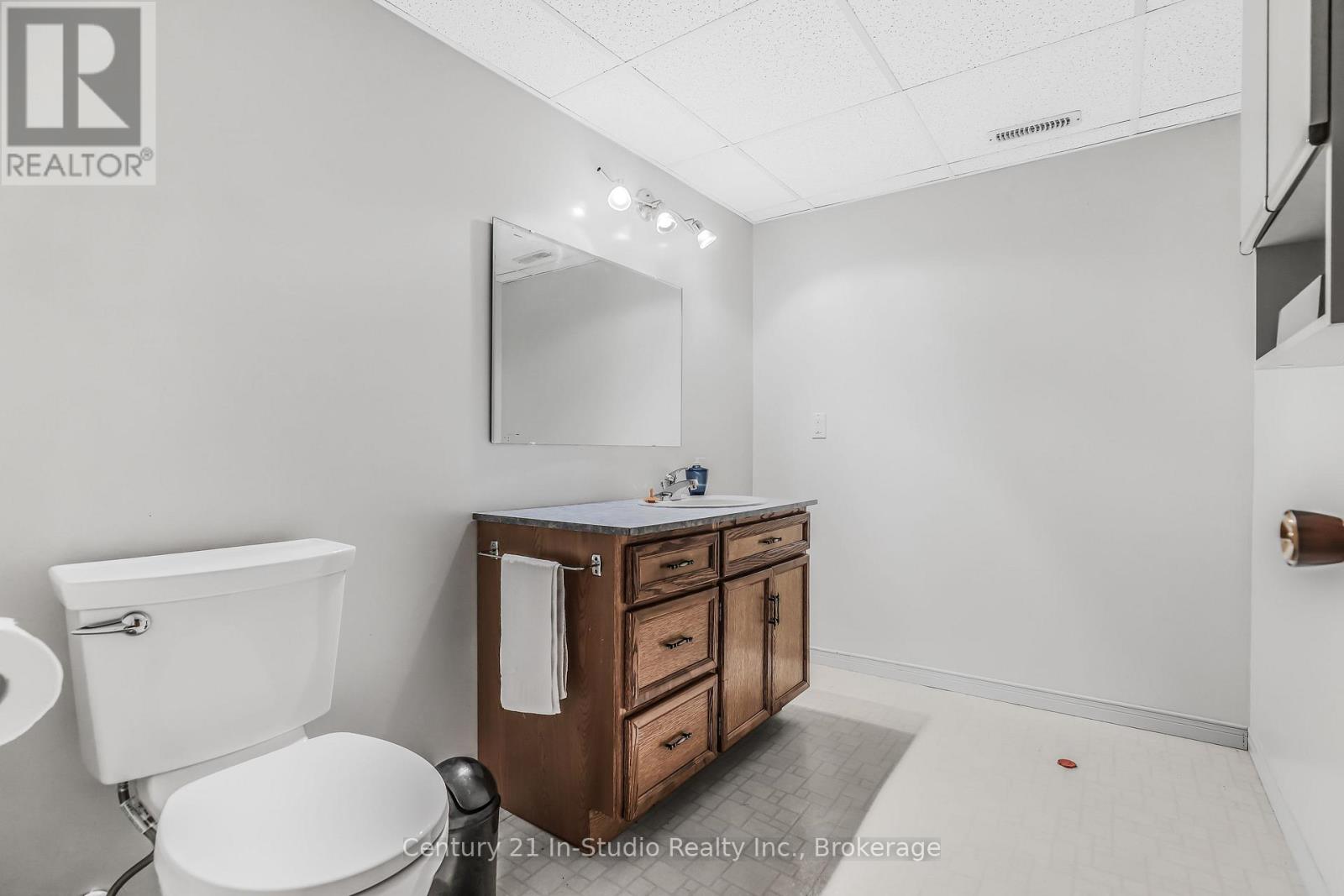 376 Parkwood Drive, Saugeen Shores, Ontario N0H 2C2 - Photo 47 - X12351345