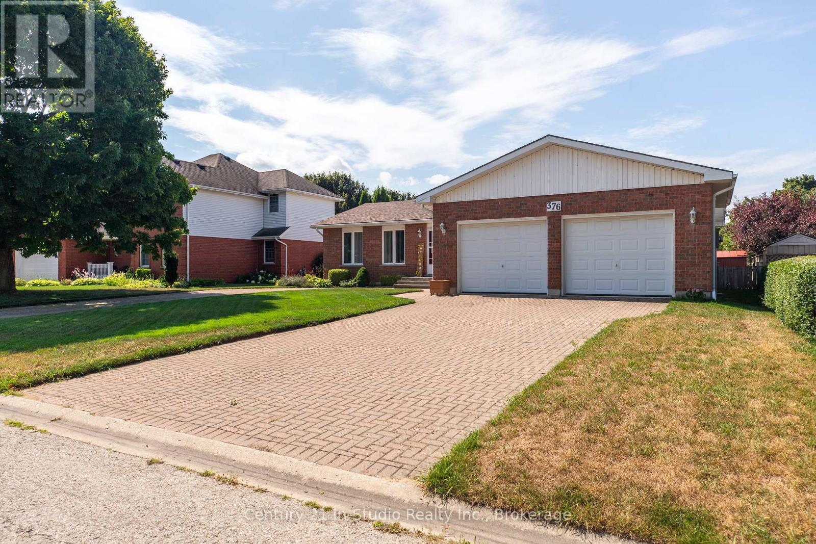 376 Parkwood Drive, Saugeen Shores, Ontario N0H 2C2 - Photo 5 - X12351345