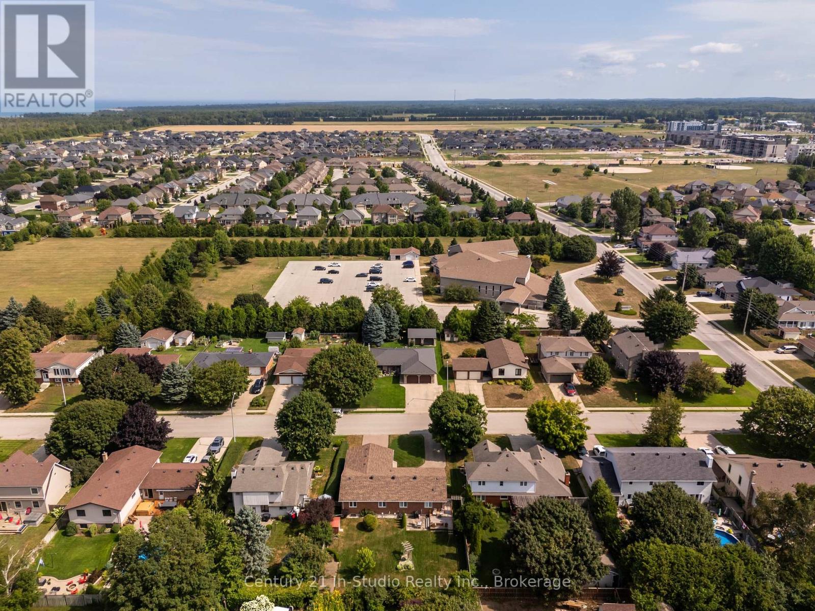 376 Parkwood Drive, Saugeen Shores, Ontario N0H 2C2 - Photo 8 - X12351345