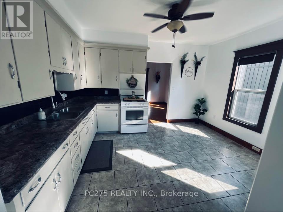 43 Tillson Avenue, Tillsonburg, Ontario  N4G 2Z9 - Photo 5 - X12351411