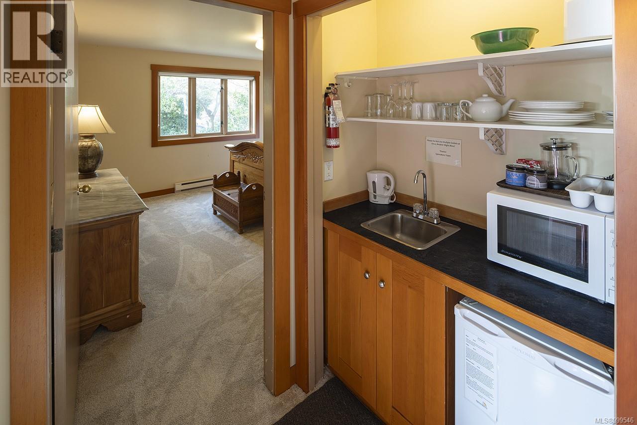 Property at 215 Mary St image 3