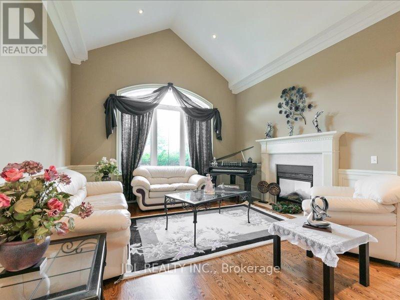 15 Lake Woods Drive, Whitchurch-Stouffville, Ontario  L4A 1P9 - Photo 14 - N12351492