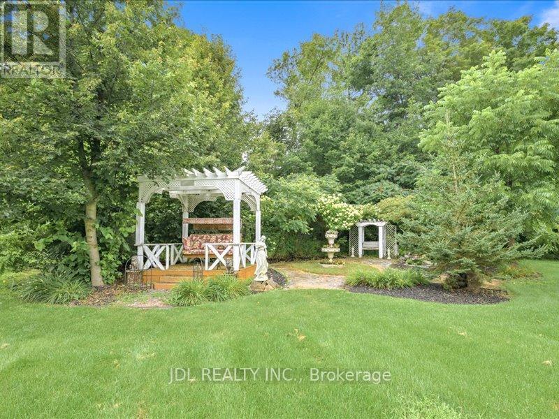 15 Lake Woods Drive, Whitchurch-Stouffville, Ontario  L4A 1P9 - Photo 39 - N12351492
