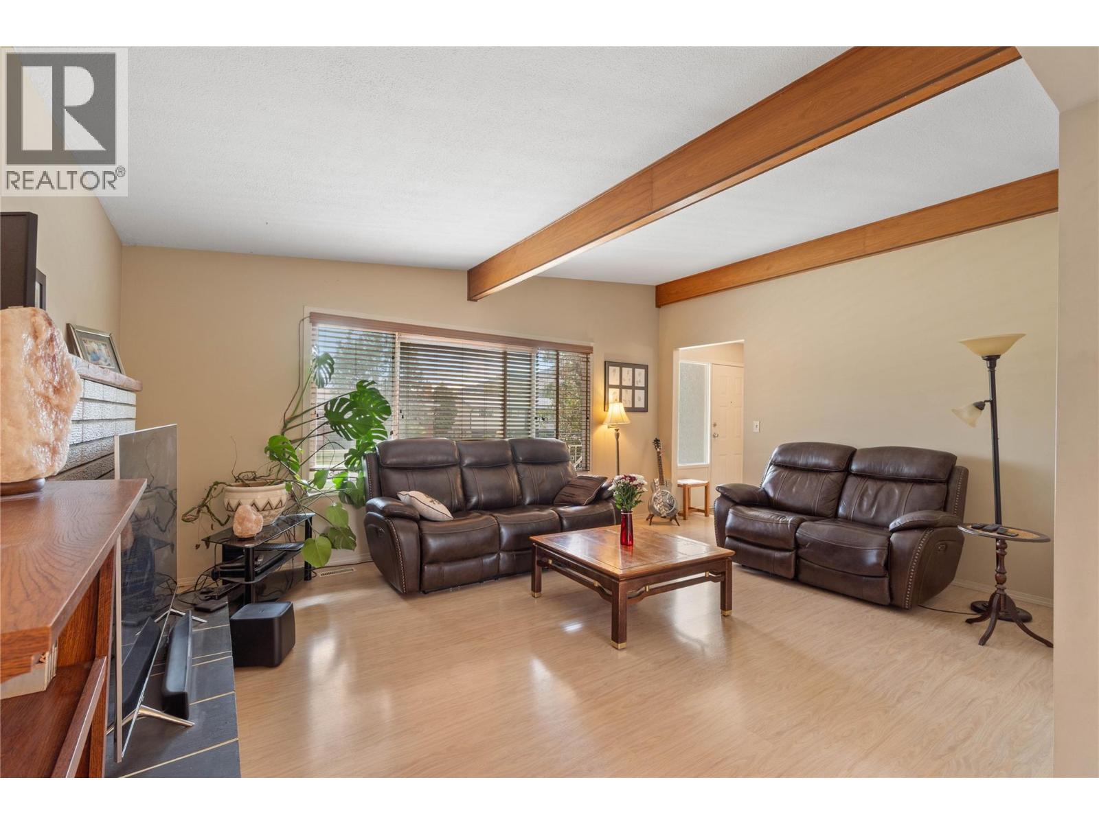 Property at 874 DEVER Drive image 3