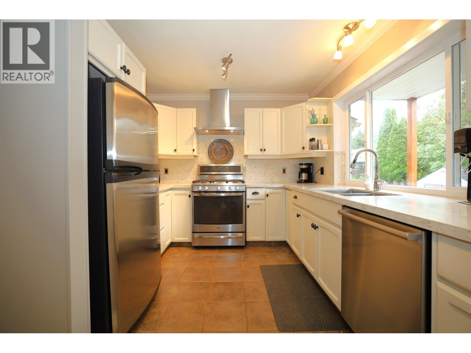 6318 Picadilly Place, Sechelt, British Columbia V0N 3A0 - Photo 14 - R3038261