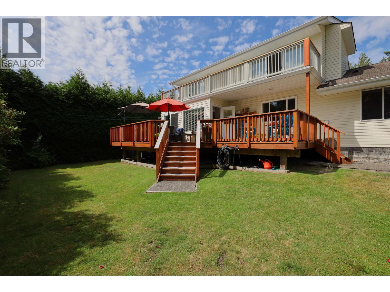 6318 Picadilly Place, Sechelt, British Columbia V0N 3A0 - Photo 2 - R3038261