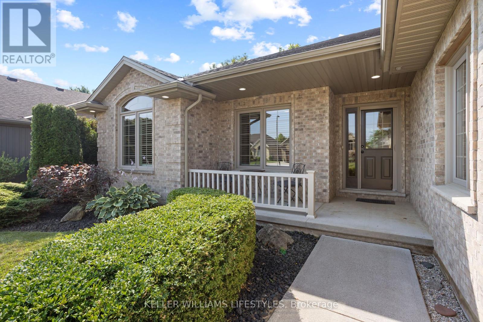 368 Darcy Drive, Strathroy-Caradoc, Ontario  N7G 0A1 - Photo 2 - X12351534