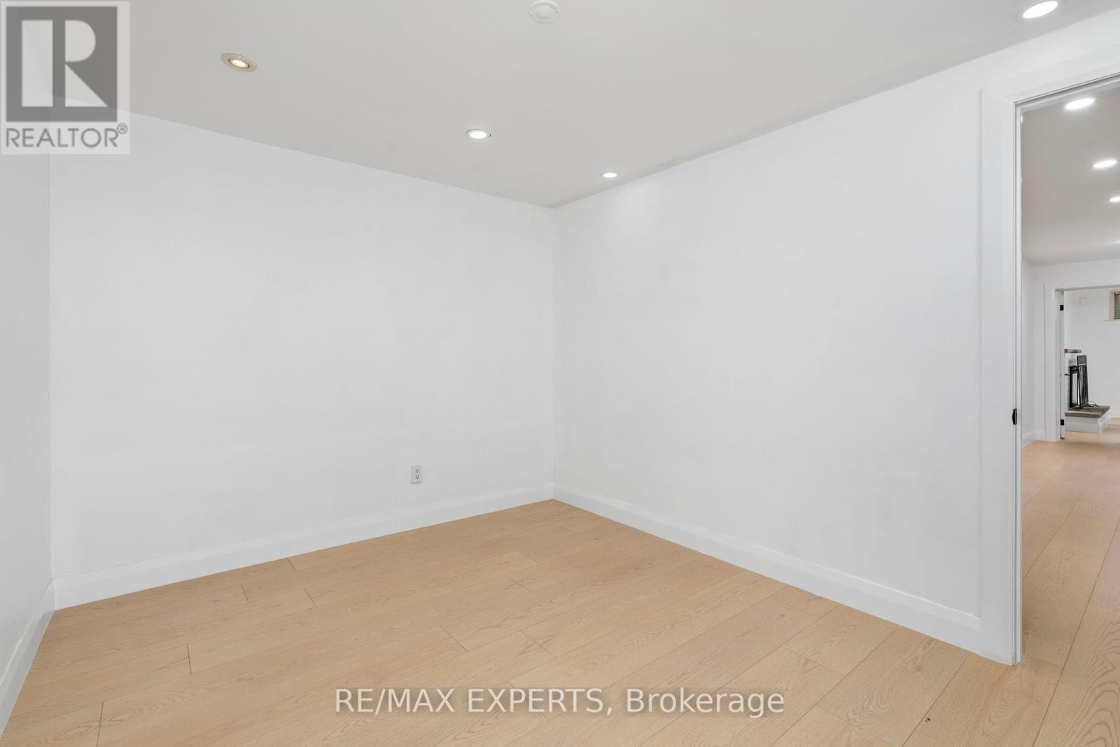 5 Paragon Road, Toronto, Ontario  M9R 1J6 - Photo 11 - W12351559