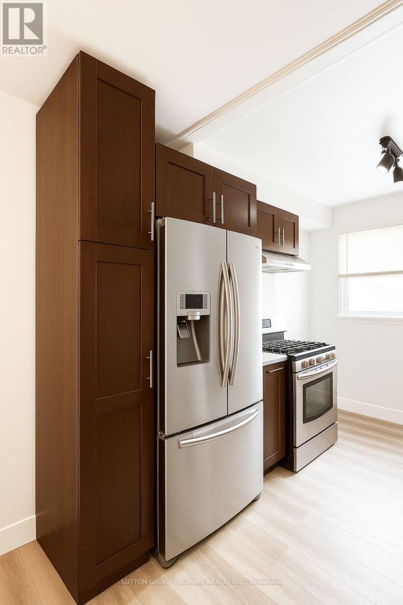 1060 Southdale Road E, London South, Ontario  N6E 1B2 - Photo 5 - X12351537